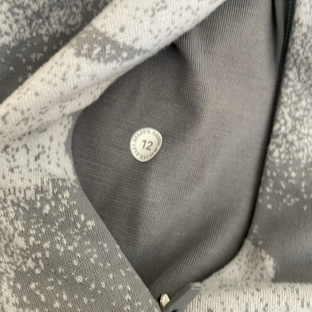 Lululemon Sweatshirt Camo with Thumbholes and Zipper Pocket! Size 12! - Picture 14 of 14
